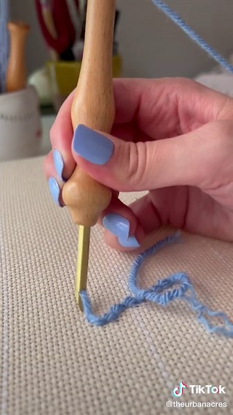 How does a #punchneedle even work???? Is it ACTUALLY magic? Here’s a tutorial for all you newbies! #tutorial #fiberarts #punchneedletiktok #punchneedlerug #crafty #diy #hobby #makeit