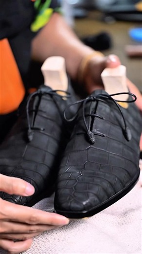 Handcrafted 3-eyelet Wholecut Shoes in dark gray nubuck crocodile leather