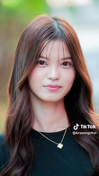 Beautiful Thai Women in Street Photography