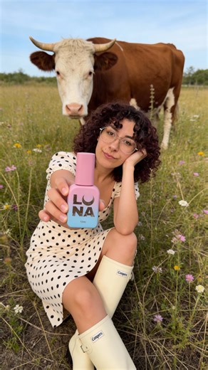 Chiara Panunzio l CONTENT CREATOR | CORSI UNGHIE on Instagram: "QUAL È LA PROSSIMA PUBBLICITÀ ANNI 2000 CHE DOVREI REALIZZARE? 2000’s NOSTALGIA 🩷📺 parte 1 Lo so che lo facevi anche tu. Casa, zaino buttato, TV accesa. Sempre Italia Uno. Quelle pubblicità che partivano e tu le guardavi anche se non volevi. Quelle che oggi ti tornano in mente all’improvviso, senza motivo. Questo format nasce da lì. Da quei momenti semplici che ci sono rimasti addosso. Io li trasformo in nail art. Ora tocca a te. 