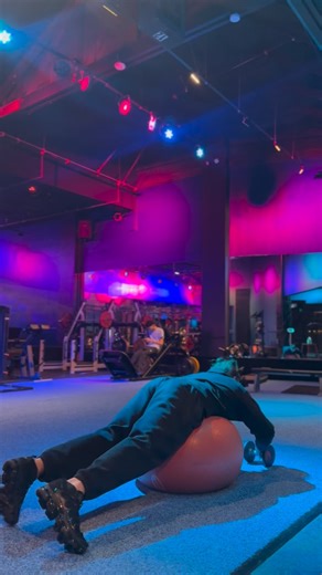 🪞Activations before tomorrows start The Cobra pose on a physioball (also known as a Swiss ball prone spinal extension) is an advanced spinal mobility and posterior-chain activation drill. The unstable spherical surface elevates the pelvis and thorax, creating a greater range of spinal articulation and dynamic stabilization demand than traditional floor-based Cobra or prone extensions. ⸻ ⚙️ Advantages and Biomechanical Benefits 1️⃣ Enhanced Spinal Extension Control • Performing Cobra on a ball p