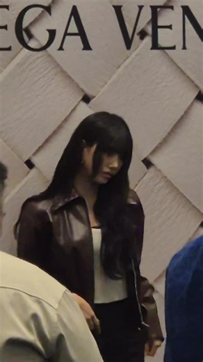 Swim Kim serving with the most LETHAL facecard, all hail the Princess of Bottega Veneta! 🩵🐈‍⬛️ #meovvsooin #swimkim #bottegaveneta #sooinmeovv #meovv