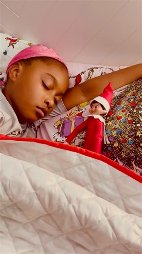 😴Day 9 means elfie selfie time! #AvaRae🦄 #JoyTheElf❤️ | Brit James