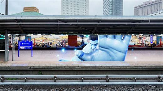 迫りくる電車からネコを救え！ 巨大魔人力士が登場するPS5のCMが両国駅巨大モニターに登場。PS5の魅力をアピールする“It Happens on PS5”キャンペーンの一環として実施 | ゲーム・エンタメ最新情報のファミ通.com