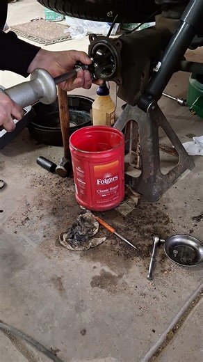 4RUNNER 3rd GEN 2000 Toyota remove seal from axle housing using a slide hammer.