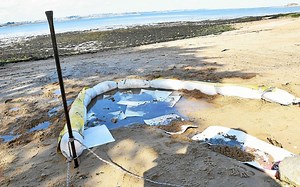 Fuite de fuel à Carantec. Pêche et baignade interdites plage Sibiril 