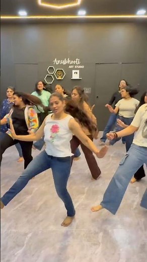 Chal chaiya chaiya✨ #dance # #bollywood #srk #malaikaarora #chalchaiyachaiya #songs