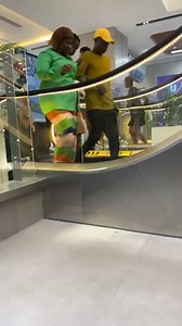 RDC: #KINSHASA. Ça se passe à l'établissement Kinshasa Mall sur l'avenue de la libération, en face de L'ISC/GOMBE. Video du jour "Évitez de vous tenir la maison lorsque vous montez dans un Escalator. " | Afroinfos243 Officiel