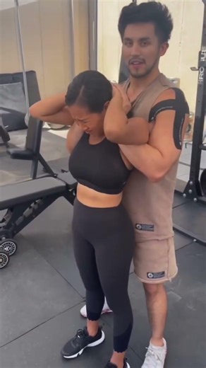 Huge Spine Release 💪 @debbiesath This pain in her upper back was ruining her workout..