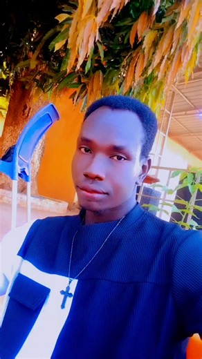 I admire how Malek Adut sing, President Kiir should consider his request. @Malek Adut