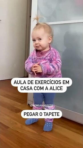 Aula de Exercícios em casa com a Alice - bebê dando aula de yoga