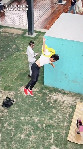 The deliveryman fell into the trap of a beauty.