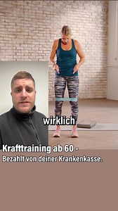 Bereits 1.743 zufriedene Teilnehmer setzen auf den Onlinekurs „Aktiv im Alter – Krafttraining ab 60“ für weniger Muskelverlust & mehr Kraft. Und das aus gutem Grund: Ab 60 Jahren verlierst du jährlich bis zu 2 % deiner Muskelkraft – wenn du nichts dagegen tust! Ohne gezieltes Training drohen Kraftverlust, Gelenkbeschwerden und eine erhöhte Sturzgefahr. Unser krankenkassengeförderter Online-Kurs „Aktiv im Alter – Krafttraining ab 60“ hilft dir, aktiv gegenzusteuern. Mit dem Kurs stärkst du geziel