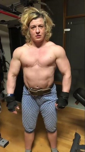 @jojo__muscle #femalebodybuilding #beautifulmusclewomen #pecs #goddess #fbb #jojomuscle #short