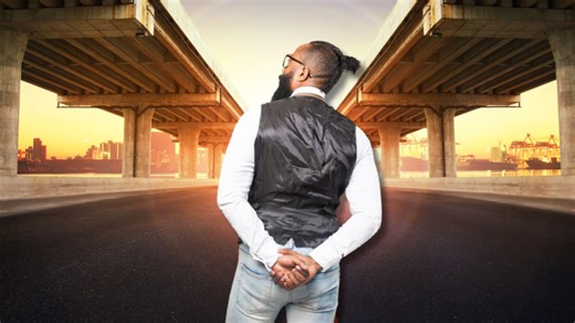 Especialista en lenguaje corporal revela el significado de caminar con las manos unidas a la espalda