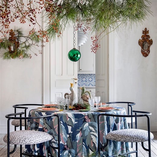 El interiorista Erico Navazo nos propone una mesa de Navidad elegante, íntima y muy familiar 🎄 #revistainteriores #christmasdecorations #navidad2024 | Revista Interiores