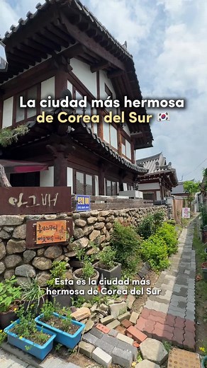 JEONJU, la ciudad tradicional más bonita de Corea del Sur Si quieres entender la Corea más auténtica, Jeonju es una parada imprescindible. A solo 1.5 horas de Seúl, esta ciudad conserva como pocas la esencia del país: arquitectura tradicional, rituales antiguos y una identidad cultural viva. Es uno de los mejores lugares para dormir en un hanok, probar la gastronomía coreana tradicional (aquí nació el bibimbap) y caminar sin prisa entre historia, arte urbano y cafés escondidos. Una ciudad donde
