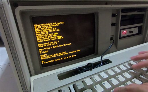 1984 年 IBM 便携式 PC 5155 上的 DOS ChatGPT 客户端