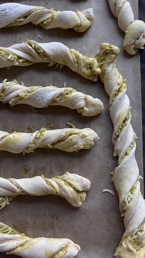 Delicious Pesto and Cheese Twisted Bread Sticks Recipe