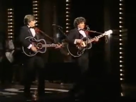The Everly Brothers – Walk Right Back...🎧 Watch full this song: https://flashback.dohimusic96.com/the-everly-brothers-walk-right-back/?utm_source=facebook&utm_medium=ngreel&utm_campaign=greatestmemoriessongs | Greatest Memories Songs