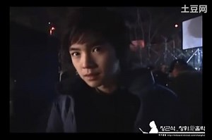 #Onthatday On 12.01.2006 on the TV channel Tooniverse premiered the drama "Alien Sam", a.k.a "Bong Sam/Alien Teacher". Jang Keun Suk played the role of Prince Alexander, a reptilian alien, who arrived on Earth and disguised as an attractive young man, became a school teacher. In the main kid's role was Yoo Seung Ho, with whom we can see JKS filming a scene in this video. In March 2009 "Alien Sam" it became the first ever Korean teen drama, exported to Japan. https://www.youtube.com/watch?v=19moD