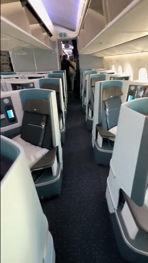 KLM’s business class product on their 787 Dreamliner looks 🔥 #Shorts