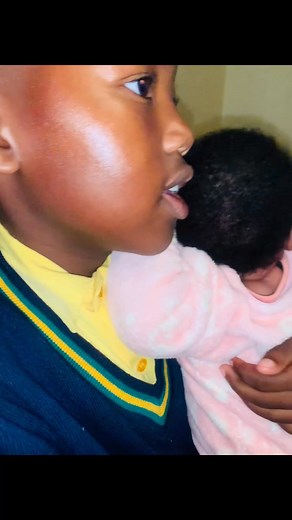 1M views · 40K reactions | Kucala sisters avuke before the Alarm ring樂類, shes only 8weeks old but soyahlukanisa between Mom n brother樂 uyoze abe late naseskoleni  #blessedbeyondmeasure #brotherandsister #familylove #siblinggoals | Sibambo Phindile | Facebook