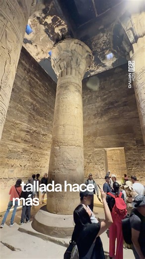 📍Edfu, Egipto Entre el desierto y el Nilo se levanta uno de los templos mejor conservados del antiguo Egipto: el Templo de Horus. Este lugar no es solo piedra… es un portal al pasado, donde cada muro cuenta una historia de poder, equilibrio y batallas celestiales. En este recorrido te mostramos los pasillos donde se realizaban antiguos rituales, los relieves que narran la eterna lucha entre Horus y Seth, y los secretos simbólicos que aún resuenan miles de años después. Viajar aquí no es solo ha