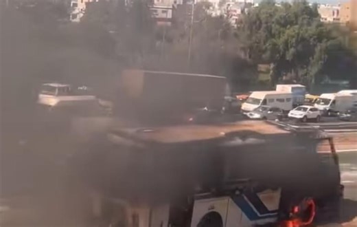 Bus incendié, agressions,... : le récit d'un chaos sur l'autoroute après un accident de la circulation