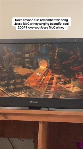 Here's a little throwback Thursday Jesse McCartney singing beautiful soul 2004 I am so proud of him yes this is off of my tv it's a DVD I love you Jesse McCartney #jessemccartney #foryoupagе