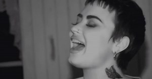 Demi Lovato dio concierto para "fantasmas" y asegura que le aplaudieron (VIDEO)