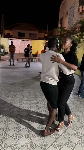 Cada minuto que passa é uma chance para aprenderes a dançar. #kizomba #dança #semba #tutorialdance #viral #angola #kizombadance #dancer #viraltiktok #tutorial #dance #dança #viralvideo