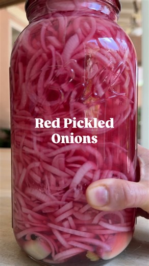 Instantly elevate any meal with RED PICKLED ONIONS 🧅🫙 xx, @tomatoeswithlemon 2-3 red onion (thinly sliced for 32 oz jar) 1 cup vinegar (white or apple cider) 1 cup water 1 tbsp maple syrup sugar 1½ tsp salt Optional: whole peppercorns, garlic clove, fresh parsley 1. Add peppercorns, garlic, maple syrup, parsley, and salt right into a jar. 2. Add pre-heated and cooled vinegar and water. 3. Add the onions and pour more liquid over onions to fully cover. 4. Seal, shake gently, and leave on counte