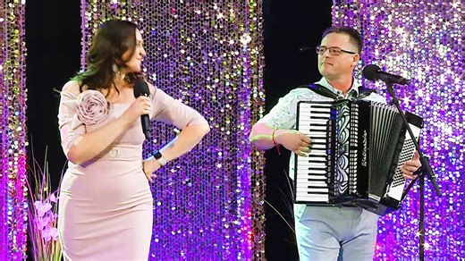 VIAC OBĽÚBENÝCH VIDEÍ: https://www.youtube.com/channel/UCwqWH7bLYWXZyekx7qrpAGw?sub_confirmation=1&fbclid=IwAR0r9wTknFaf8o2F7aDAe3NCRUkMDJbDkisz4CNo_Ft2PzIa87a5j_uYXms CD obchod: https://www.ludovaveselica.sk/🇸🇰 Hudobná skupina DISK: http://www.hudba-disk.sk/, Mobil: 0903 355 373 Videozáznam z Galavečera v Hlohovci. Osvetlenie: Jozef Hecht - Moje Osvetlenie Obrazová réžia: Štúdio PROPA (P) & (C) 2023 CD Karolko | Ľudová veselica SK