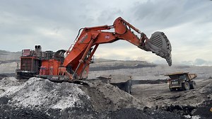 日立Ex 2600重型矿用挖掘机工作