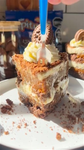 🍰 POSTRE FRÍO SIN HORNO Un postre frío, sin horno, fácil y delicioso para compartir en familia 🫶 Si les gusta la receta no se olviden de ponerle un ❤️guardarla, compartirla y comentarla. Gracias 🩵 Hecho con galletitas @pitusas.parnor dulce de leche y mucha crema 🤍 ¿Qué necesitamos? 🔸 2 paquetes de galletitas de chocolate @pitusas.parnor 🔸 100 g de manteca derretida 🔸 Dulce de leche repostero, cantidad necesaria Para la crema chantilly 🔸 350 c.c de crema de leche 🔸 2 cucharadas de azúcar