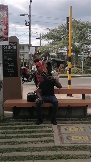 Uuuuyyy hermano le escondieron el casco y no sabía q lo tenía en lla mano jjjj esto está dando vuelta al mundo jjjj | jj el humor 8989