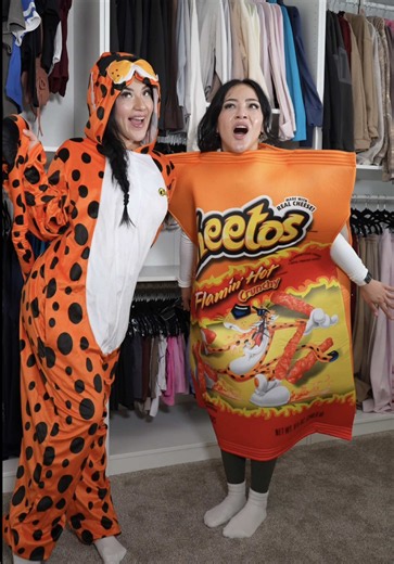 Who chose a better costume? Halloween sisters costume showdown