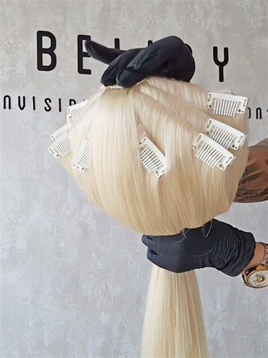 Magic no son simples extensiones de cabello son una revolución en estilo y confianza. Imagina transformar tu look en segundos, sin complicaciones ni largas horas frente al espejo. Elaboradas con pelo 100% natural y diseñadas en una sola pieza con miniclips invisibles, se colocan y quitan en sólo 2 minutos. Su fijación es firme y su acabado tan natural que nadie notará la diferencia. Magic no solo transforma tu pelo te transforma a ti: cómo te ves, cómo te sientes y cómo conquistas el mundo. Desc