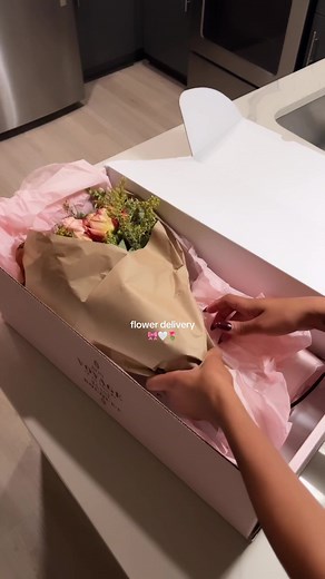 every girl loves fresh flowers 🎀🤍🌷 in love w/ this arrangement from @Ode a la Rose — same-day delivery in NYC, LA, DC, Chicago, Miami, Austin & next day delivery throughout the US! #odepartner AD