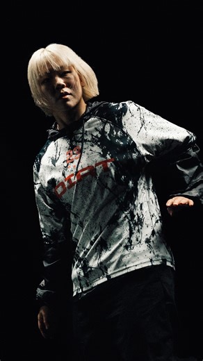 DIRT on Instagram: "THE CHOICE IS MINE - GENIE DANCER ▶︎ GENIE @_iamgenie_us VIDEO ▶︎ MEDIANOCHE @medianoche.universe SONG ▶︎ Hyogo - Blvck Svm 저는 춤을 출 때 가장 솔직해집니다. 늘 ‘잘 추고 싶다’는 욕망보다는, 지금의 나를 가장 직접적으로 드러내고 싶다는 마음으로 몸을 움직입니다. 어릴 적에는 정상에 서고 싶다는 생각으로 춤을 시작했지만, 요즘의 저는 춤이 숨 쉬고 밥을 먹는 일처럼 자연스러운 것이기를 바랍니다. 어떻게 해야 할지, 왜 추는지 굳이 묻지 않아도 되는 것. 하지 않고는 지낼 수 없는 일들처럼, 당연하고 편안한 상태로 춤을 추고 싶습니다. 이번에 선택한 이 음악 역시 숨 쉬듯 이어지는 랩과 대화하듯 흘러가는 멜로디가, 제가 지향하는 저 자신의 이미지와 잘 닮아 있다고 느껴 골랐습니다. 앞으로도 제 춤 안에 저만의 생각과 감정, 표현을 담아 누구보다 저답