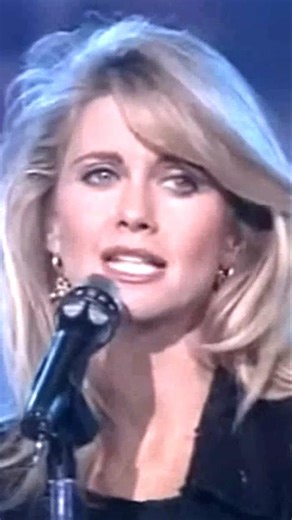 Olivia NewtonJohn "Hopelessly Devoted to You" ShortByRamónMata