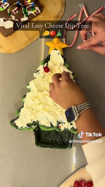 I love how festive and effortless this is — the kind of appetizer that looks special but takes minutes to make. Perfect for holiday hosting when you want impact without stress ❤️ Ingredients: ✨ Cream cheese (softened) ✨ Cherry tomatoes (halved) ✨ Everything bagel seasoning or bread seasoning ✨ Salt (to taste) ✨ Fresh chives (finely chopped) ✨ Pita chips (for serving) Directions: 1️⃣ Spread cream cheese onto a platter in a Christmas tree shape. 2️⃣ Sprinkle evenly with seasoning and a pinch of sa