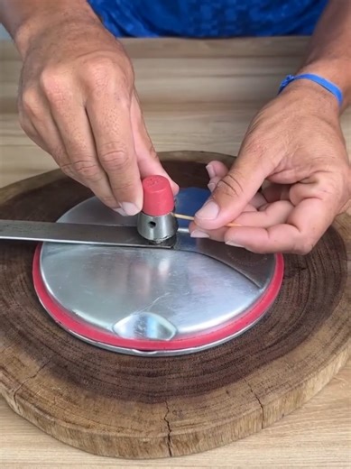 Put Cooking Oil on your front door #lifehacks #HomeDecor #USA #tips #FYP