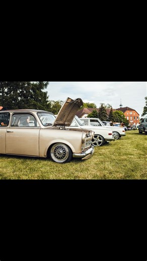 VEB Ostschrott Kombinat on Instagram: "Nun endet das Jahr 2025 viel ist passiert der Wartburg wurde im März fertiggestellt und hat diese Saison stolze 8600 Km zurückgelegt auf sämtliche Treffen auf dem Rückweg vom Inneren Blumenpflücken dann der Motorschaden für die nächste Saison ist ein Werksneuer Motor im Wartburg der sich auf das Jahr 2026 und viele Treffen freut heute gibts noch einen kleinen Jahresrückblick #wartburg#vebostschrottkombinat#ddrdeluxe#jwpzwickau#lowburg#wartburg353#goloworgoh