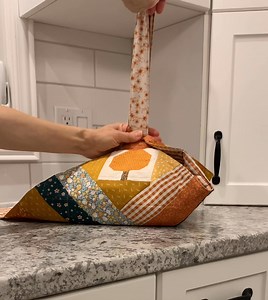 Slide, slide, lift… and dessert is ready to go! The pattern for this reversible quilted dessert carrier is now on my Etsy page and will be available at my studio. It’s great for gift giving or bringing food for the holidays. #dessertcarrier #desserttogo #makingitfarmside | Farmside Quilting