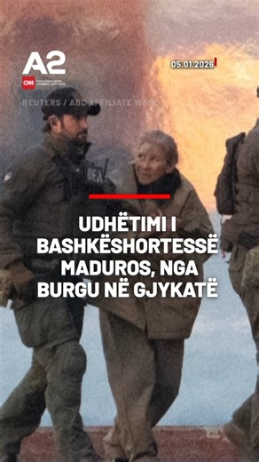 Foto dhe video të presidentit të Venezuelës, Nicolas Maduro dhe bashkëshortes së tij Cilia Flores, janë shpërndarë thuajse kudo këtë të hënë, teksa ata dërgoheshin në një gjykatë në Nju Jork. Maduro, me duart e lidhura me zinxhir, dhe Flores u shoqëruan nga roje të armatosura me veshje taktike nga një qendër paraburgimi në Bruklin drejt një helikopteri që do të udhëtonte për në gjykatën federale të Manhattanit, ku do të përballeshin me një seancë dëgjimore në mesditë. Që nga momenti kur u kapën 