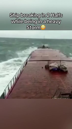 Ship breaking in 2 Halfs while getting in a heavy Storm#ship#sinking