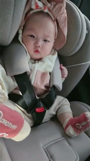 카시트에서 엄마 몰래 양말 벗으려다 적발된 아기😂 (Baby Caught Trying to Take Off Socks in Car Seat 😂)