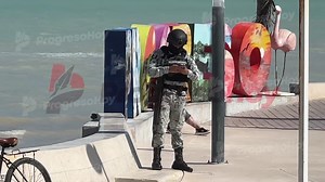 🔴#ENTÉRATE: AGENTES DE LA GUARDIA NACIONAL VAN DE PASEO A LA PLAYA A RECOGER CONCHITAS En medio de la ola de robos y hechos violentos que se registra en éste puerto ante la presencia de delincuentes y decenas de robos en calles y predios de la ciudad, hoy llamó la atención la presencia de agentes de la Guardia Nacional recogiendo conchas y caracoles en playas de Progreso. El vídeo fue captado hoy martes en el malecón tradicional durante la jornada de crucero en Progreso con el arribo del Carniv